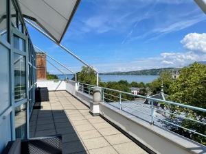 日内瓦日内瓦旅舍的享有水景的阳台