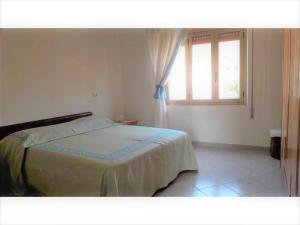 维拉普特祖Costa vacanze in low cost - IUN P2923的一间卧室设有一张床和一个窗口