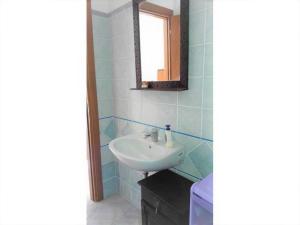 维拉普特祖Costa vacanze in low cost - IUN P2923的一间带水槽和镜子的浴室