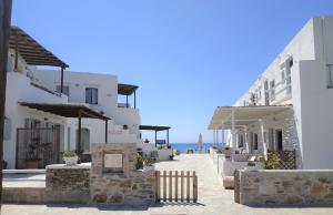 普拉提伊亚洛斯西弗诺斯Ammos Sifnos Village的一系列的白色建筑,背景是海洋