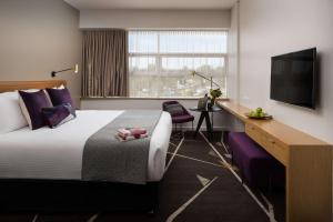坎贝尔敦坎贝尔敦莱吉斯酒店的配有一张床和一台平面电视的酒店客房