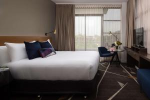 坎贝尔敦坎贝尔敦莱吉斯酒店的一间设有大床和窗户的酒店客房