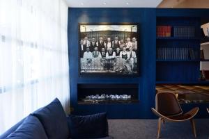塔姆沃思Powerhouse Hotel Tamworth by Rydges的客厅设有蓝色墙壁和壁炉