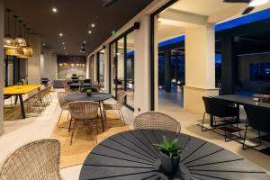索佐波尔Green Life Sozopol Antares的餐厅设有桌椅和窗户。