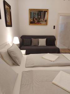布达佩斯Melinda Apartman 2的一间带两张床和一张沙发的客厅