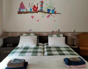 德摩尔b&b de Wensput的一间卧室配有两张带毛巾的床