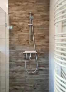 德摩尔b&b de Wensput的带淋浴的浴室(带木墙)