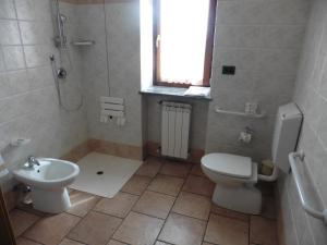 查兰德圣安塞尔尼里山酒店的一间带卫生间和水槽的浴室