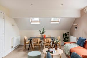 雷丁SACO Reading Castle Crescent的客厅配有桌椅和天窗。