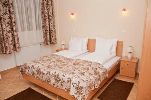 布达佩斯埃斯普利特酒店的卧室配有带白色枕头的大床