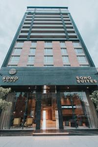 圣弗朗西斯科Hotel Soho Suites的一座大楼,设有一座套房酒店的入口
