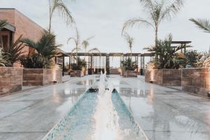 圣弗朗西斯科Hotel Soho Suites的度假村内带喷泉的游泳池