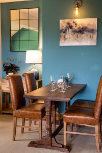 福丁布里奇The Three Lions的一间带木桌和椅子的用餐室