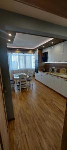 布尔加斯Black Sea View - Luxory apartment by the sea的厨房以及带桌椅的用餐室。