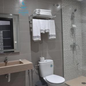 米迪克Hôtel laluna bay的浴室配有卫生间、盥洗盆和淋浴。