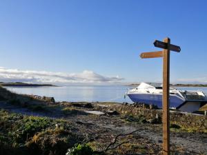 雷文格拉斯Ravenglass Log Cabin的木十字架和岸上的船