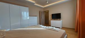 布尔加斯Black Sea View - Luxory apartment by the sea的一间卧室配有一张床和一台平面电视