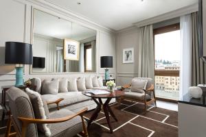 佛罗伦萨佛罗伦萨肖像酒店 -鲁嘉尔诺系列酒店的客厅配有沙发、椅子和桌子