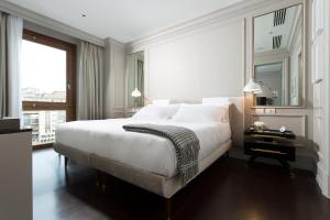 佛罗伦萨佛罗伦萨肖像酒店 -鲁嘉尔诺系列酒店的卧室设有一张白色大床和一扇窗户。