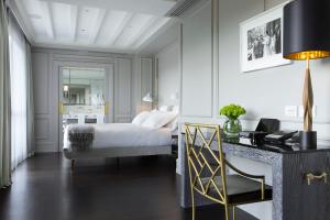 佛罗伦萨佛罗伦萨肖像酒店 -鲁嘉尔诺系列酒店的一间卧室配有一张床和一张桌子及椅子