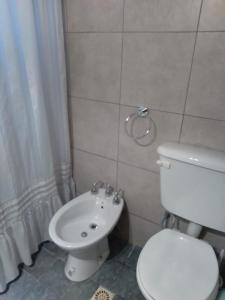 门多萨Hermoso departamento en Mendoza的浴室配有白色卫生间和盥洗盆。