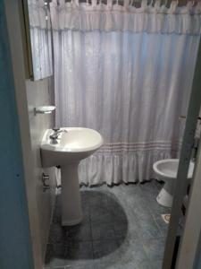 门多萨Hermoso departamento en Mendoza的浴室配有白色水槽和卫生间。