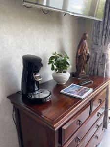 BeverParel van Bever - Perle de Biévène的木制梳妆台和咖啡机