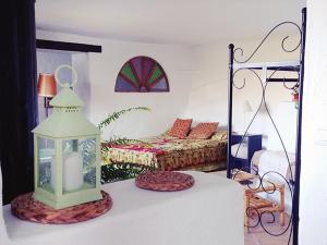 卡萨雷斯Casa Mariposa的一间卧室配有一张床和一张带灯笼的桌子。