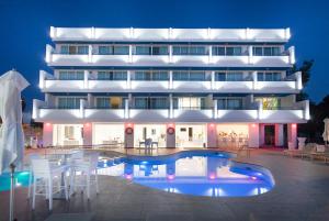 圣安东尼奥湾Typic Marina Playa - Adults Only的大楼前设有游泳池的酒店
