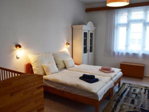 大毛罗什Zöldfa8的一间卧室设有一张床和一个窗口