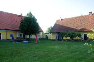 KřiniceStatek Křinice的两栋建筑和一棵树的院子