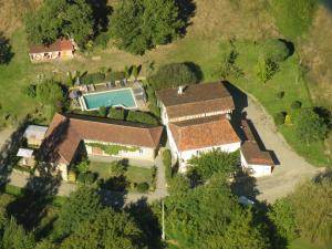 Beaumarches勒莱斯杜巴斯提都酒店的享有带游泳池的房屋的空中景致