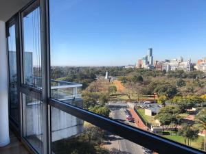 布宜诺斯艾利斯Apartamento Av kennedy y Cerviño a metros embajada EEUU的从窗户可欣赏到城市美景