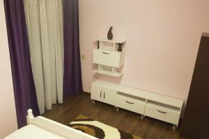 克卢日-纳波卡Home sweet home的一间白色卧室,配有一张床和一个梳妆台