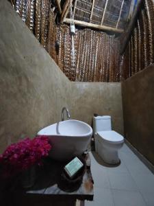 帕杰Fisherman Lodge的浴室配有卫生间、浴缸和水槽。