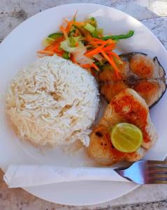 帕杰Fisherman Lodge的米饭,蔬菜和饭的白盘