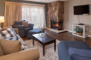 里诺Thunderbird Resort Club的带沙发和壁炉的客厅
