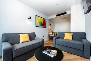 曼彻斯特Staycity Aparthotels Manchester Northern Quarter的客厅配有两张沙发和一张桌子
