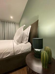 法蒂玛Santuário Fátima - Host 2AP5的卧室配有带白色枕头和桌子的床
