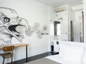 波特兰The Clyde Hotel Portland by Kasa的浴室墙上挂着一幅大象画