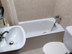 穆罗斯A Casa de Lolita的浴室配有白色浴缸、卫生间和水槽。