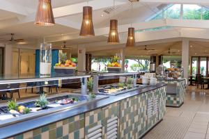 赫伦岛Heron Island的一间提供自助餐的餐厅,展示着各种美食
