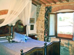 卡斯特利纳-因基安蒂Podere Patrignone的一间卧室配有床和带窗帘的窗户