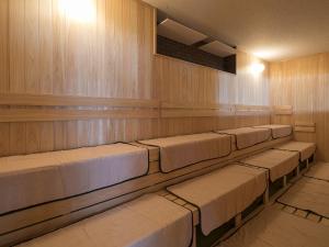 廿日市Grandvrio Hotel Miyajima Wakura - ROUTE INN HOTELS -的讲座室的一排座位