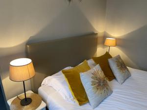 布鲁日Logies Graaf Van Vlaanderen的一间卧室配有一张带枕头的床和两盏灯。