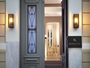 雅典Kinglin Luxury Living的带有读Kingslin的标志的门
