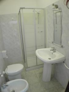 阿尔巴·阿德里亚蒂卡Hotel Villa Cesare B&B的浴室配有卫生间、盥洗盆和淋浴。