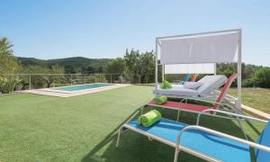 卡尔维亚Villa Calvià countryside的庭院设有草坪、椅子和游泳池