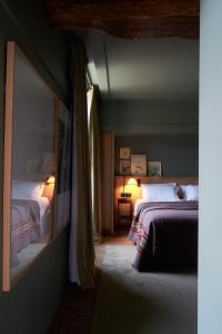 谢韦尔尼Les Sources de Cheverny的一间卧室设有两张床和窗户。
