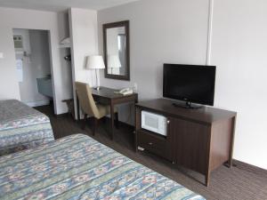 圣斯蒂芬温森汽车旅馆的酒店客房配有电视和书桌